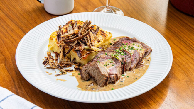 Mignon grelhado com molho de pimenta preta, batata gratinada e crisp de alho poró, opção do almoço do Maracujá Restaurante. Crédito: Divulgação.