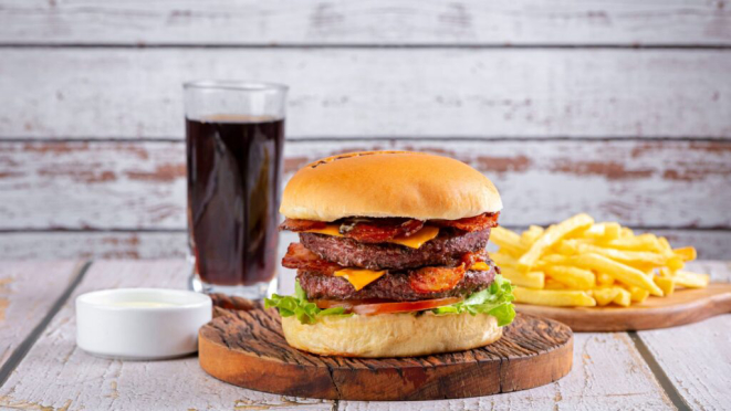 Duplo bacon? Temos! É o que você encontra na Borges Hamburgueria de Colombo. Crédito: Rodrigo Pierrot.