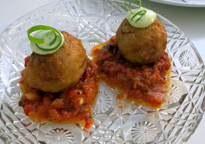 Croqueta de polvo com vinagrete de pimentão assado. | Foto: Divulgação