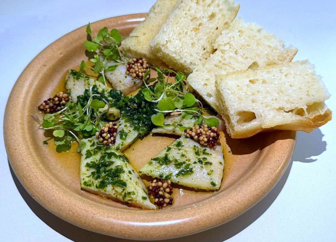 Trilha marinada no azeite de ervas. | Foto: Divulgação