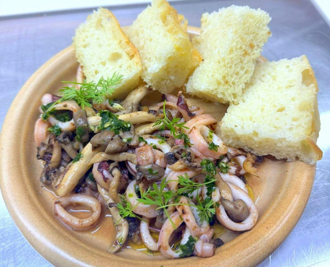 O prato clássico, Lulas flambadas ao shimeji, preparado pela chef Ale Silveira. | Foto: Divulgação