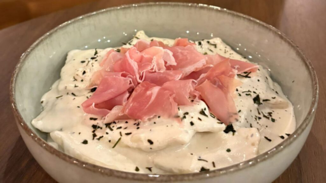 Ravioli de Gorgonzola com Nozes, opção do almoço em jantar do Qué Vino?. Crédito: Divulgação.