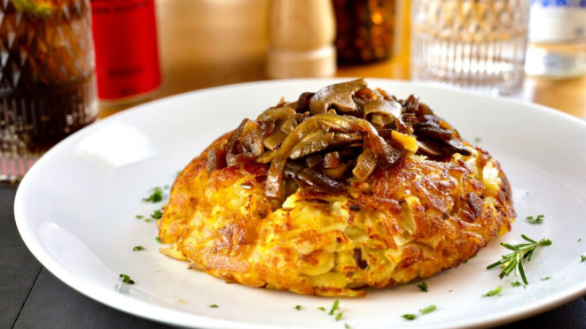 Rosti de batata com ragu de cogumelos, receita alemã do Kolping Haus. Crédito: Divulgação.
