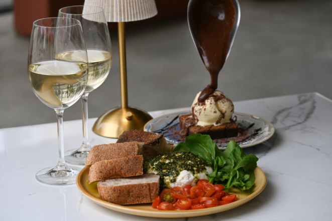 <em>Combo de duas taças de vinho, burrata caprese e brownie de sorvete da Per Tutti Juvevê, com 20% de desconto.</em>
