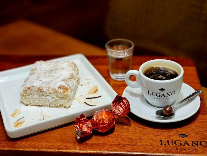 <em>Café Expresso Simples + Bolo Gelado de Coco + Trufa ao Leite da Chocolate Lugano, com 10% de desconto no Circuito de Verão</em>
