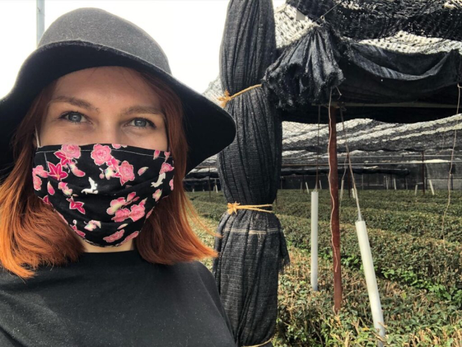 Thaísa Meraki em plantação de matchá na cidade de Kyoto, Japão.