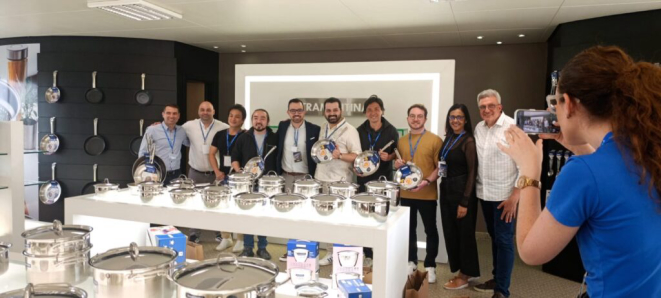 Chefs 5 Estrelas e equipe Tramontina em visita a unidade de panelas da empresa: registrando o momento.