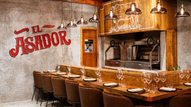 No El Asador, clientes se reúnem ao redor da parrilla para degustar cortes especiais de carnes brasileiras, argentinas e uruguaias. Crédito: Divulgação.