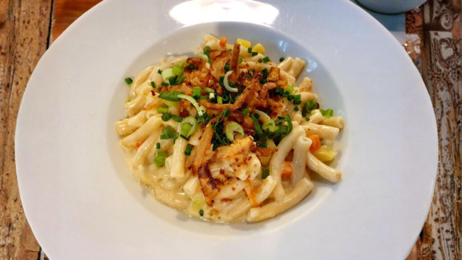 Receita no norte da Suíça, o Älplermagronen tem macarrão, batatas, creme, queijo e cebolas. Crédito: Rafael Wiedenmeier/Canva.