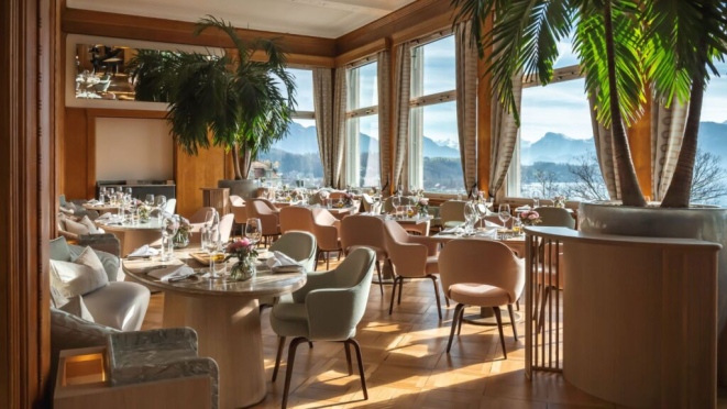 O premiado Scala Restaurant & Terrace, no Hotel Montana de Lucerna, traz cozinha de inspiração mediterrânea, com referências do sul da Suíça, da Itália, da França e da Grécia. Crédito: Art Deco Hotel Montana/Divulgação.