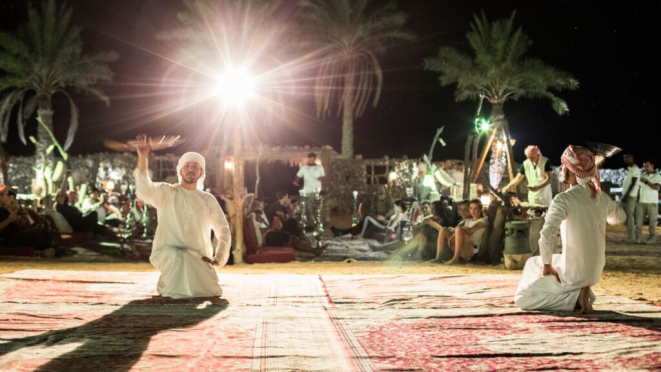Mais que comida: o banquete também traz dança, música e cultura de uma nação que cresceu na aridez do deserto. Crédito: Platinum Heritage/Divulgação.