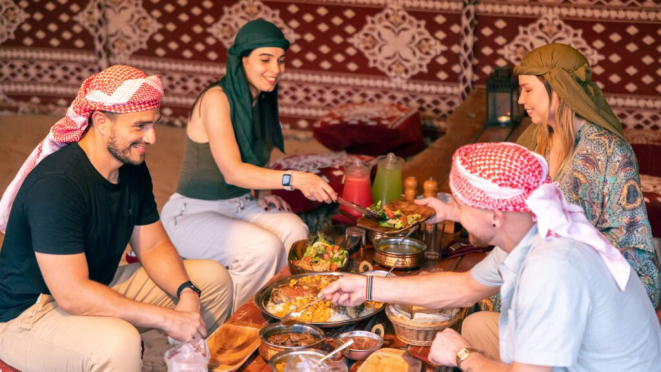 Ponto final do safari da Platinum Heritage, acampamento beduíno recebe convidados para um banquete no qual tudo é tradição: do café árabe na entrada até a marcante carne de camelo entre os pratos principais. Crédito: Platinum Heritage/Divulgação.