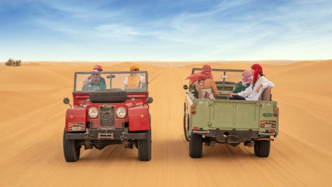 No Heritage Safari, a travessia pelo deserto é feita em Land Rovers vintage dos anos 1950. Crédito: Platinum Heritage/Divulgação.