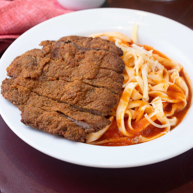 Talharine ao sugo com mignon a milanesa, prato servido pelo Malandrino’s. Foto: Arquivo