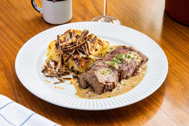 Filé Mignon Grelhado com Molho de Pimenta Preta, servio pelo Restaurante Maracujá. Foto: Arquivo