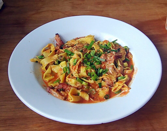 Matriciana, da tradicional cozinha italiana, com o toque lapiano no bacon produzido ali. | Foto: Anacreon de Téos