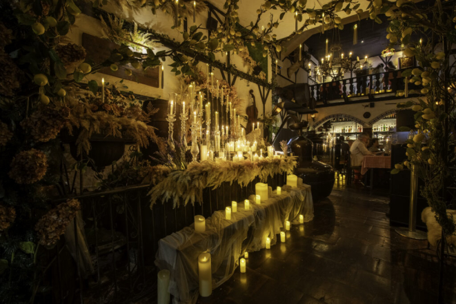 O corredor de entrada da Cantina Baviera, com as velas já colocadas em seus espaços. Foto: Farid Majid