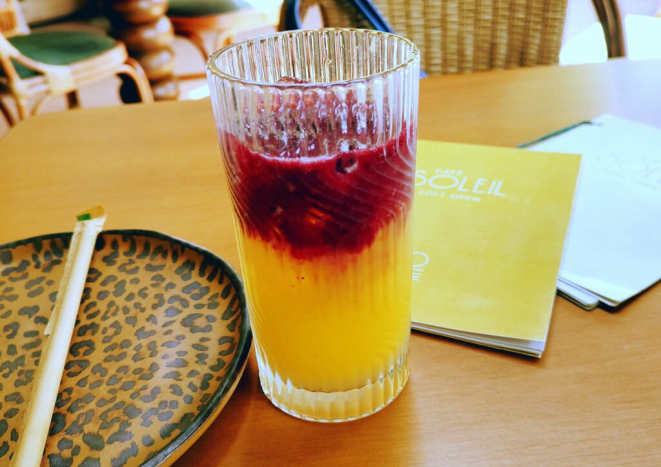 <em>Suco Soleil</em>, feito de frutas vermelhas, gengibre e suco de laranja. | Foto: Anacreon de Téos