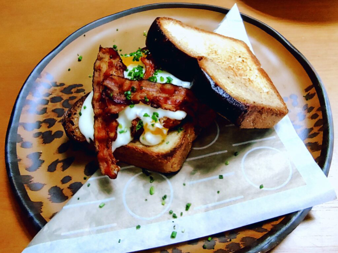 <em>Croque Soleil, </em>composto por brioche tostado, bechamel, ovo empanado, presunto de Parma. | Foto: Anacreon de Téos