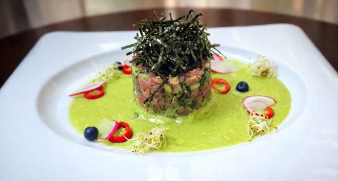 Tartar de atum com molho de abacate, finalizado com alga nori frita. | Foto: Divulgação