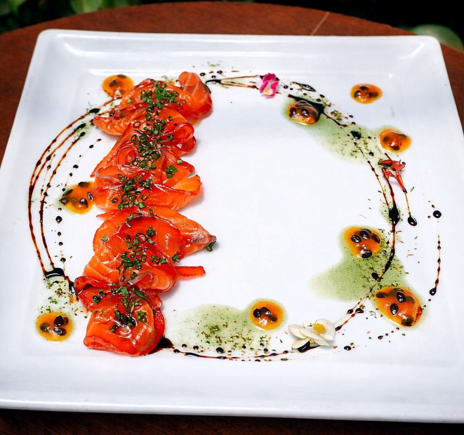 Salmão gravlax, o clássico nórdico com toque de azeite trufado. | Foto: Divulgação