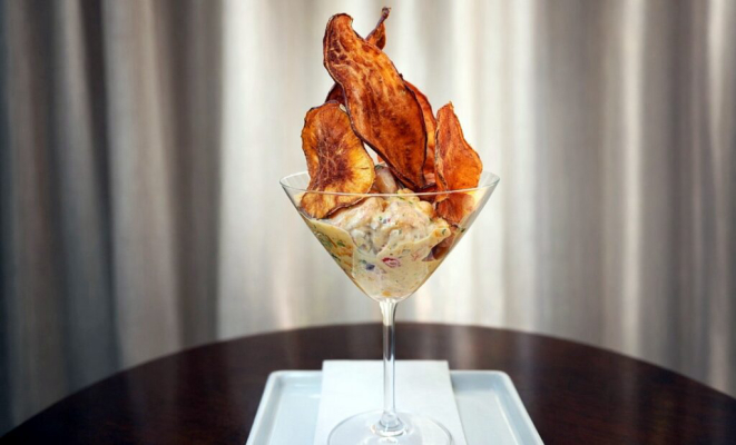 Camarão ao creme de manga, decorado com chips de batata-doce. | Foto: Divulgação