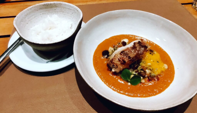 Peixe grelhado, com molho de tucupi e tomate. | Foto: Anacreon de Téos