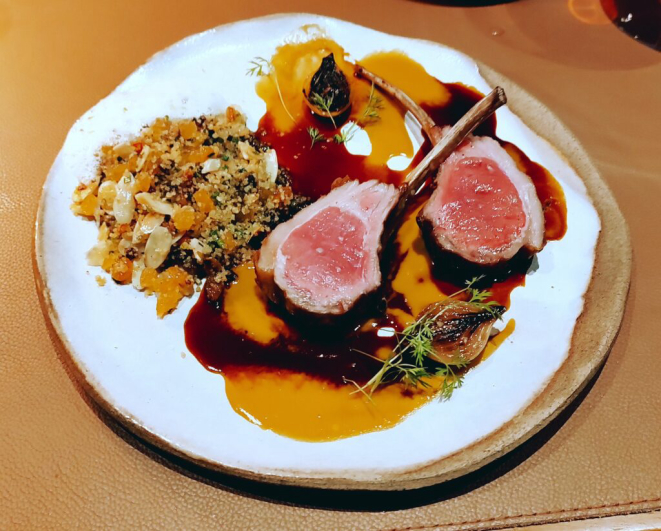 Carré de cordeiro grelhado. | Foto: Anacreon de Téos