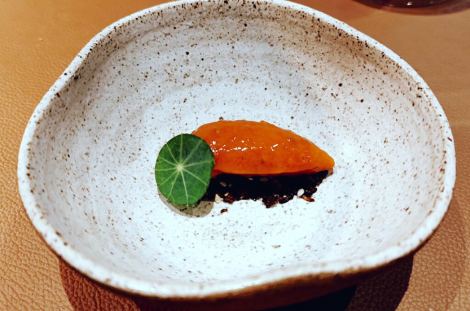 Sorbet de tomate com especiarias e furikake. | Foto: Anacreon de Téos