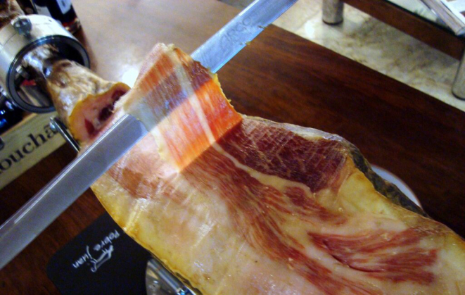 O presunto Pata Negra é fatiado no momento em que vai ser servido. | Foto: Divulgação