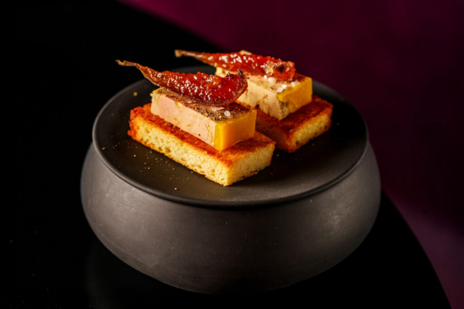 <em>Terrine de foie gras com figo cristalizado, sobre brioche tostada</em> | Foto: Rubens Kato