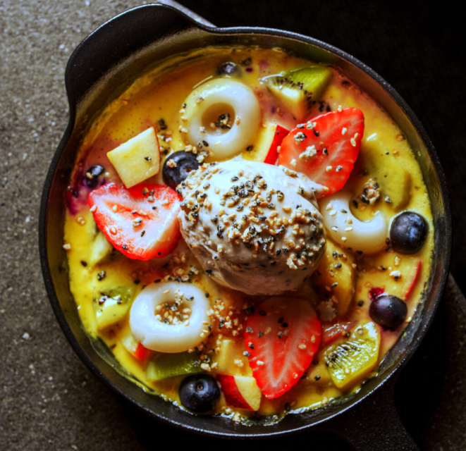 <em>Salada de frutas quente com crème anglaise de maracujá, shiratama e sorvete de gergelim</em>. | Foto: Rubens Kato