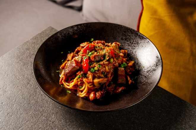 <em>Spaghetti fresco, com ragu de pato ao molho chasseur e magret defumado</em>. | Foto: Rubens Kato