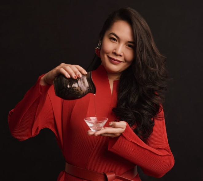 A especialista Yasmin Yanoshiro foi convidada para harmonizar os pratos do jantar de aniversário com saquês de primeira linha japonesa. | Foto: Júlia Mataruna