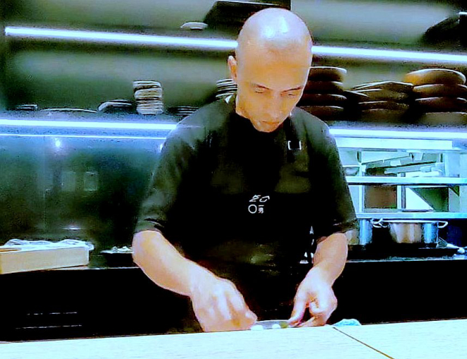 Sushiman Rhuan Carlos Coelho em atividade, na produção do Omakase, que está de volta ao Emy. | Foto: Anacreon de Téos