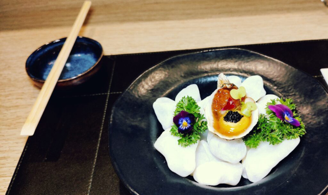 <em>Tokubetsuna kaki</em>, a ostra fresca, gema de codorna, tobiko black, ponzu e flor de sal. | Foto: Anacreon de Téos
