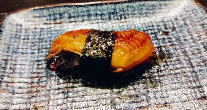Sushi de enguia com teriyaki e pimenta sansho. | Foto: Anacreon de Téos
