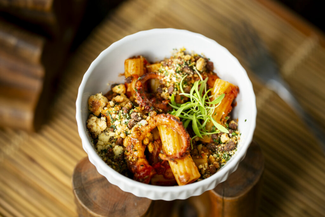 Prato do Chef Bernardo Fucks e Ale Silveira para o Gastronomix 2026. Crédito: Lina Sumizono