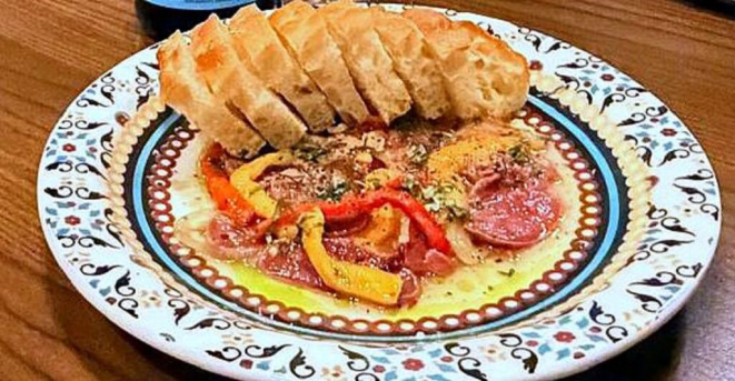 Escabeche de língua com fatias de focaccia.