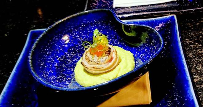 <em>Vieira selada com atum, ovas</em> e um <em>velouté de edamame</em> na base.| Foto: Anacreon de Téos
