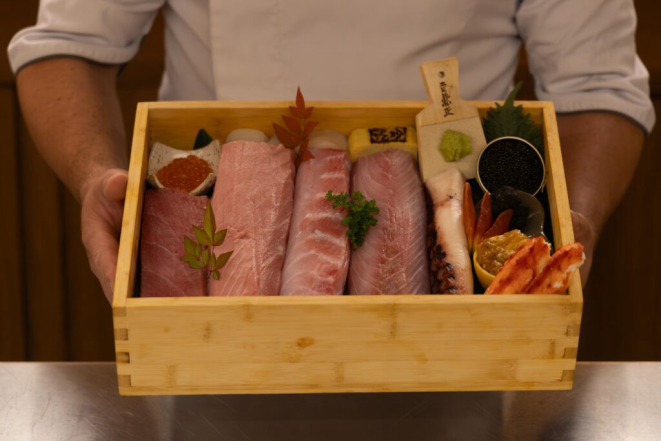 Netabako, a <mark>tradicional caixa japonesa de madeira, usada pelos sushimen para organizar e preservar os cortes frescos de peixes e frutos do mar. | Foto: Bia_Nauiack</mark>