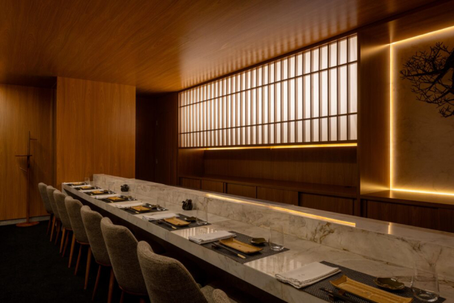 Sala exclusiva de Omakase do Aizu, concebida para aproximar mais os clientes dos sushimen. | Foto: <mark>Bia_Nauiack</mark>