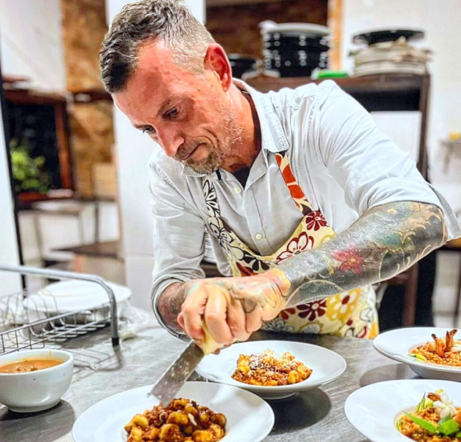 Simone Brunelli em ação no seu restaurante, na Bahia. | Foto: Divulgação
