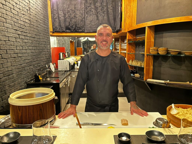 Douglas Piccoli, sushiman de respeito, está de volta a Curitiba, comandando o Minamoto Sushi Bar. | Foto: Denise da Vinha