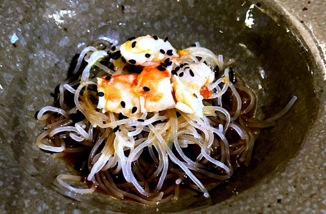 Iniciando a sequência do Kaiseki, Harusami e Ebi (macarrão transparente com camarão e pepino). | Foto: Denise da Vinha