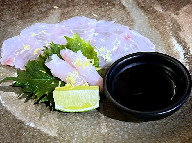 Usuzukuri (carpaccio) de robalo, com raspas de limão siciliano, shiso e molho ponzu. | Foto: Denise da Vinha