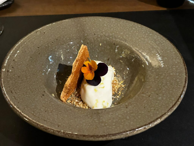 A sobremesa: Crema de limão siciliano com suspiro de gengibre. | Foto: Denise da Vinha