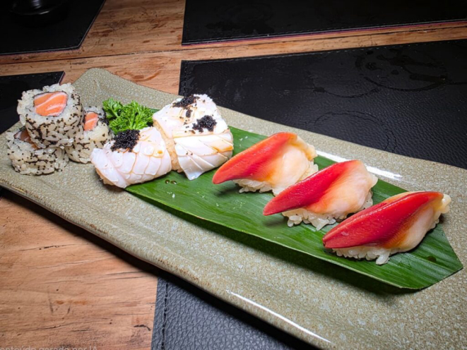 Hokkigai (à direita), o molusco canadense, é atração do menu do Minamoto. | Foto: Camarci do Lago