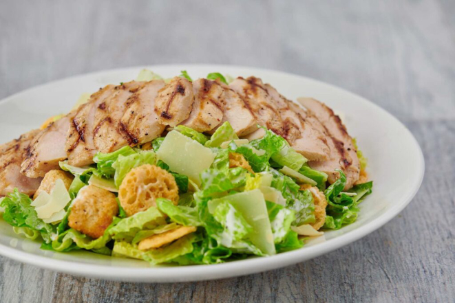 GRILLED CHICKEN CAESAR SALAD. Crédito: Divulgação