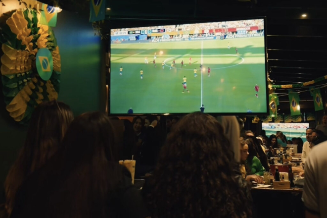 Transmição do jogo da seleção Brasileira no Bar Nacional. Crédito: Xuulioo